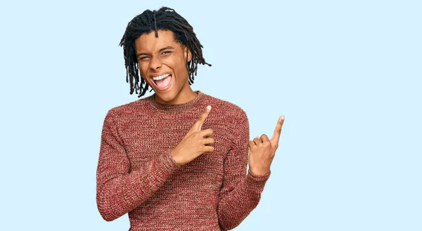 Jovem Afro Americano Vestindo Camisola Inverno Casual Sorrindo Olhando Para — Fotografia de Stock