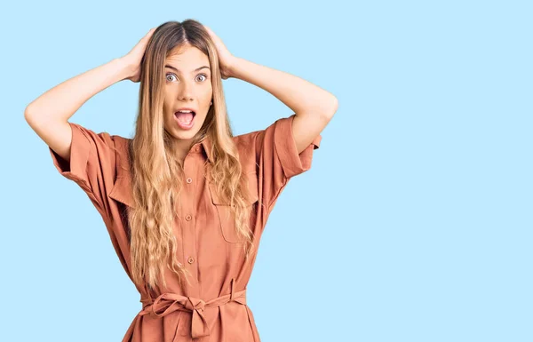 Hermosa Mujer Caucásica Con Cabello Rubio Vistiendo Mono Verano Loca — Foto de Stock