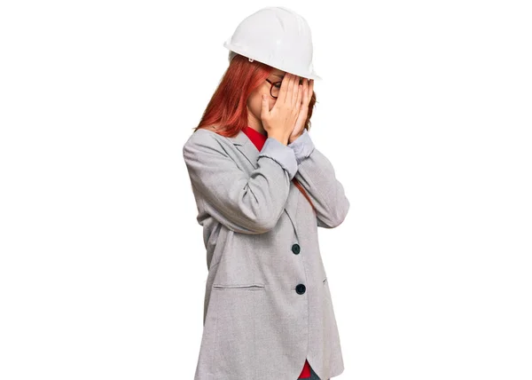 Ung Rödhårig Kvinna Klädd Arkitekt Hatt Med Sorgligt Uttryck Som — Stockfoto