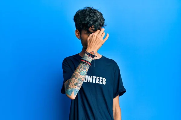 Joven Hombre Hispano Con Camiseta Voluntaria Cansada Frotando Nariz Ojos —  Fotos de Stock