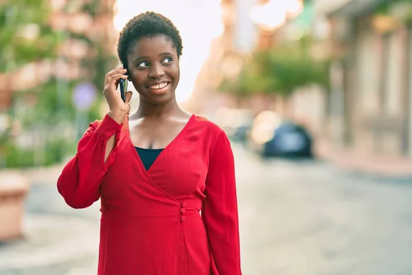 Jovem Afro Americana Sorrindo Feliz Falando Smartphone Cidade — Fotografia de Stock