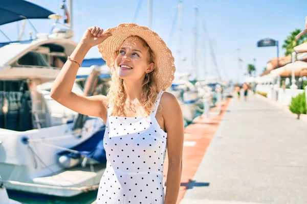 Giovane Bella Donna Caucasica Con Capelli Biondi Sorridente Felice All — Foto Stock