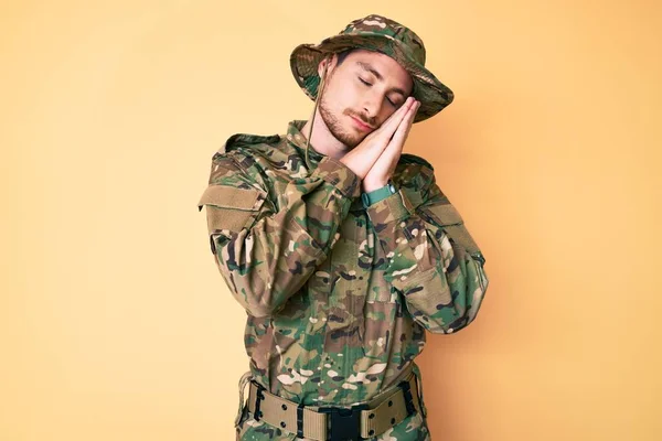 Joven Hombre Caucásico Vistiendo Camuflaje Ejército Uniforme Durmiendo Cansado Soñando — Foto de Stock