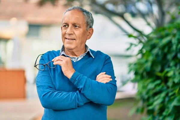 Hombre Mayor Pelo Gris Con Los Brazos Cruzados Sonriendo Feliz — Foto de Stock