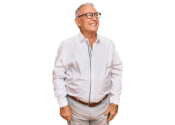 Homem Caucasiano Sênior Vestindo Camisa Negócios Óculos Olhando Para Lado — Fotografia de Stock