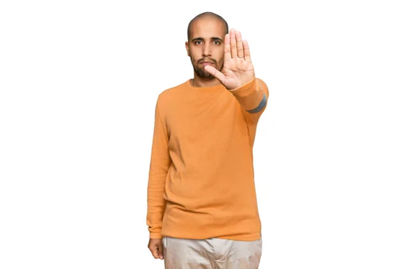 普段着の冬のセーターを着たヒスパニック系の成人男性は 手の手のひらで歌うのをやめます 顔に負の重大なジェスチャーで — ストック写真