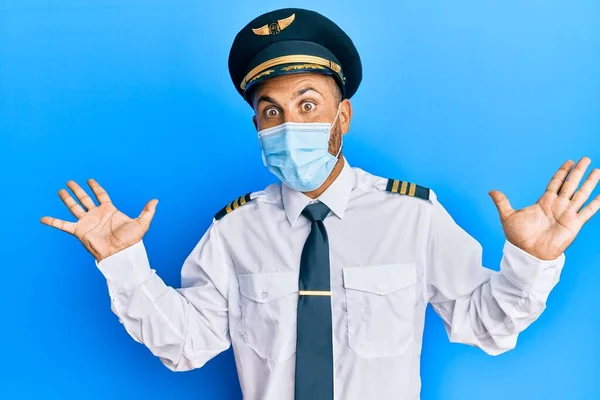 Beau Homme Barbu Portant Uniforme Pilote Avion Portant Masque Sécurité — Photo