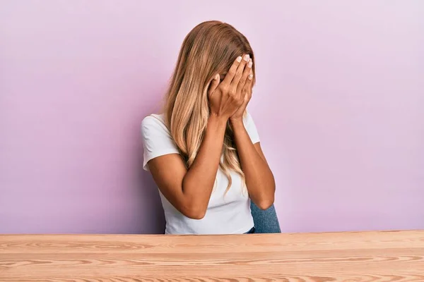 Vacker Blond Ung Kvinna Bär Casual Kläder Sitter Bordet Med — Stockfoto