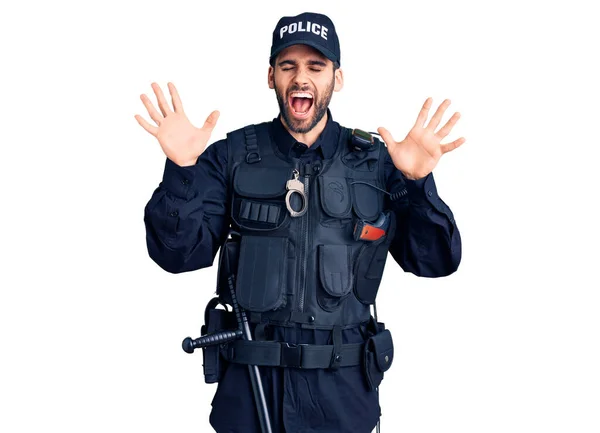 Joven Hombre Guapo Con Barba Vistiendo Uniforme Policía Celebrando Loco — Foto de Stock