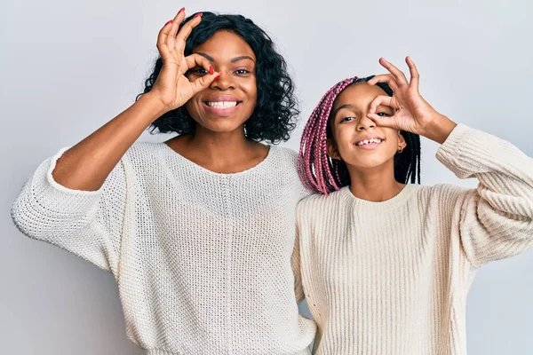 Belle Mère Fille Afro Américaine Vêtue Vêtements Décontractés Embrassée Faisant — Photo