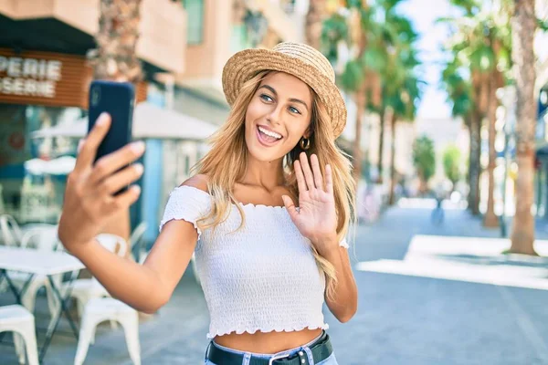 Jovem Loira Turista Menina Sorrindo Feliz Fazendo Videochamada Usando Smartphone — Fotografia de Stock