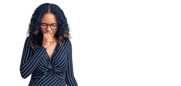 Ung Afrikansk Amerikansk Kvinna Klädd Avslappnade Kläder Och Glasögon Mår — Stockfoto