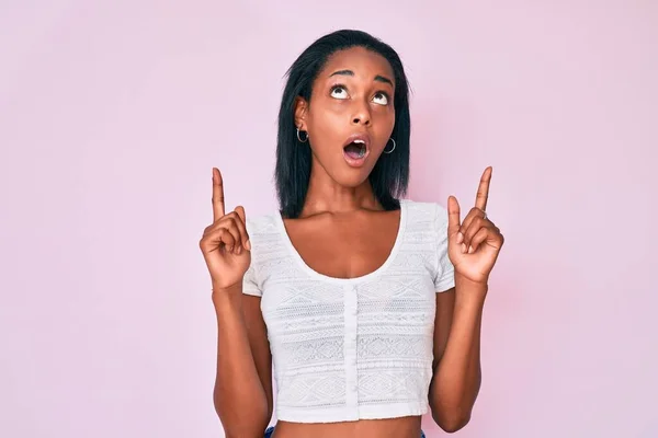 Ung Afrikansk Amerikansk Kvinna Bär Casual Kläder Förvånad Och Förvånad — Stockfoto