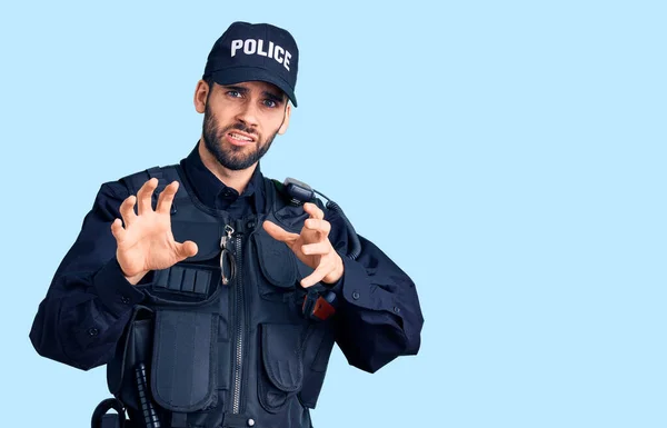 Ung Stilig Man Med Skägg Klädd Polisuniform Äcklad Uttryck Missnöjd — Stockfoto