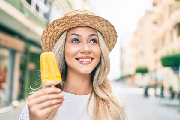 Joven Chica Turista Caucásica Sonriendo Feliz Comiendo Helado Calle Ciudad —  Fotos de Stock