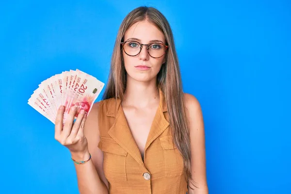 Menina Loira Jovem Segurando Israeli Shekels Pensamento Atitude Expressão Sóbria — Fotografia de Stock