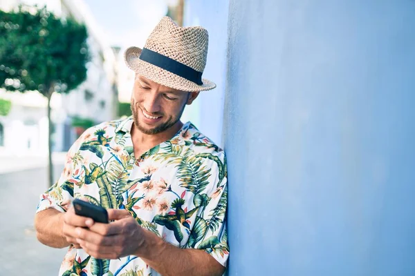Vit Stilig Man Ler Glad Utomhus Med Smartphone Lutad Väggen — Stockfoto