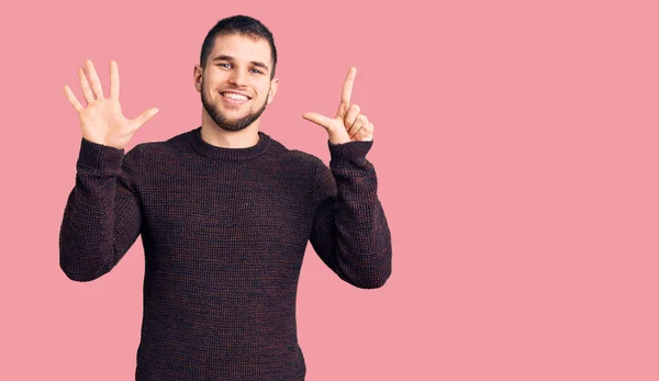 Jovem Homem Bonito Vestindo Camisola Casual Mostrando Apontando Para Cima — Fotografia de Stock