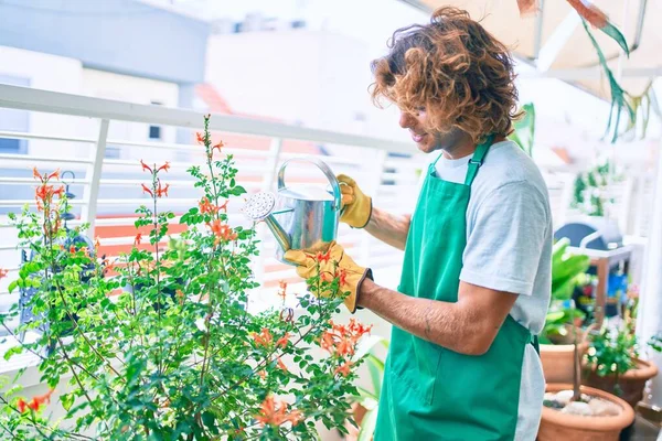 Jonge Spaanse Tuinman Glimlacht Gelukkig Zorgzame Planten Met Behulp Van — Stockfoto