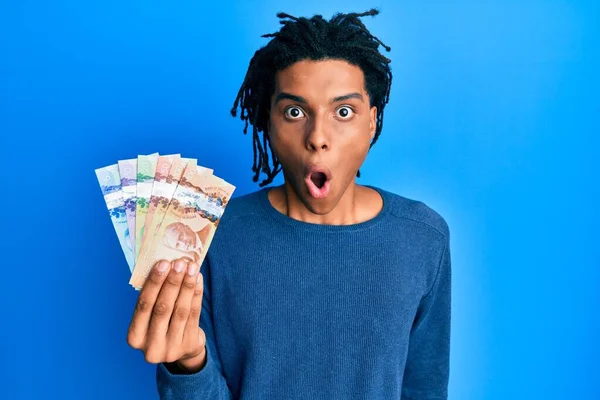 Jonge Afro Amerikaanse Man Houdt Canadese Dollars Bang Verbaasd Met — Stockfoto