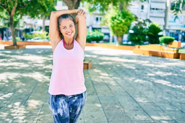 Middelbare Leeftijd Sportvrouw Glimlachend Gelukkige Training Het Park — Stockfoto