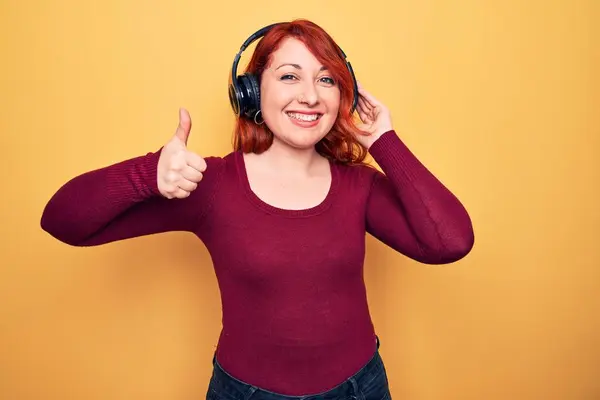 Ung Vacker Rödhårig Kvinna Lyssnar Musik Med Hörlurar Över Gul — Stockfoto