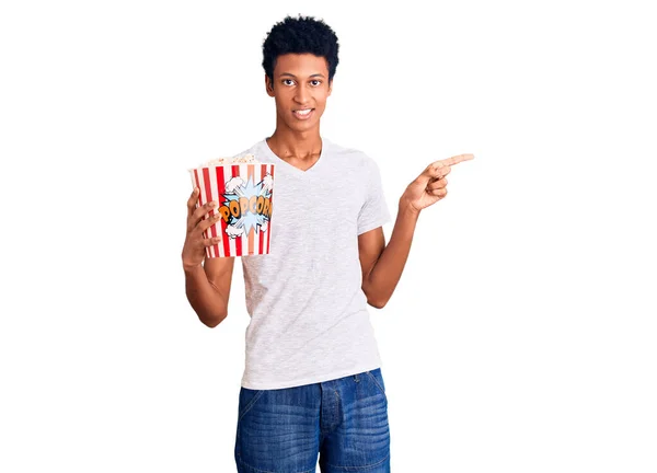 Fiatal Afro Amerikai Férfi Kezében Popcorn Mosolygós Boldog Mutató Kéz — Stock Fotó