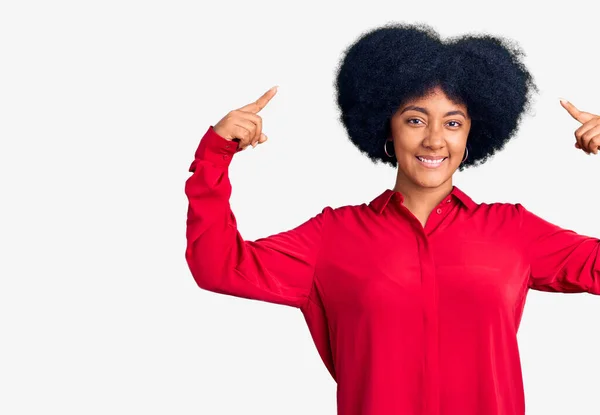 Νεαρή Αφρο Αμερικανίδα Που Φοράει Καθημερινά Ρούχα Χαμογελώντας Δείχνοντας Κεφάλι — Φωτογραφία Αρχείου