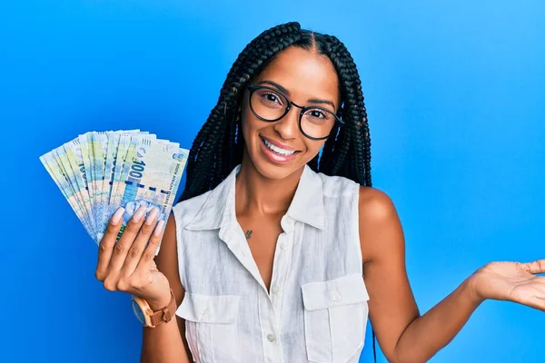 Krásná Hispánská Žena Drží Jihoafrický 100 Rand Bankovky Slaví Úspěch — Stock fotografie
