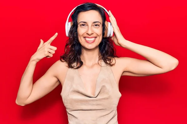 Junge Schöne Hispanische Frau Die Musik Mit Kopfhörern Hört Lächelt — Stockfoto