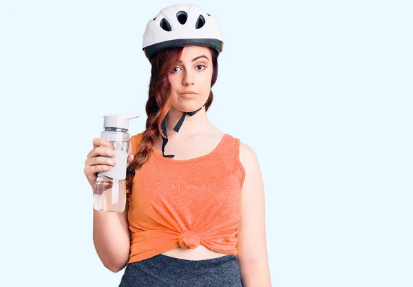Joven Hermosa Mujer Con Casco Bicicleta Celebración Botella Agua Actitud —  Fotos de Stock