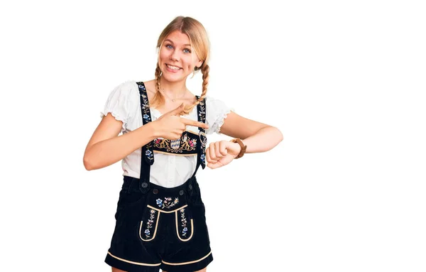 Junge Schöne Blonde Frau Trägt Oktoberfestkleid Eile Und Verweist Auf — Stockfoto