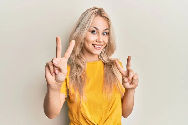 Vacker Kaukasiska Blond Flicka Bär Casual Tshirt Leende Tittar Kameran — Stockfoto