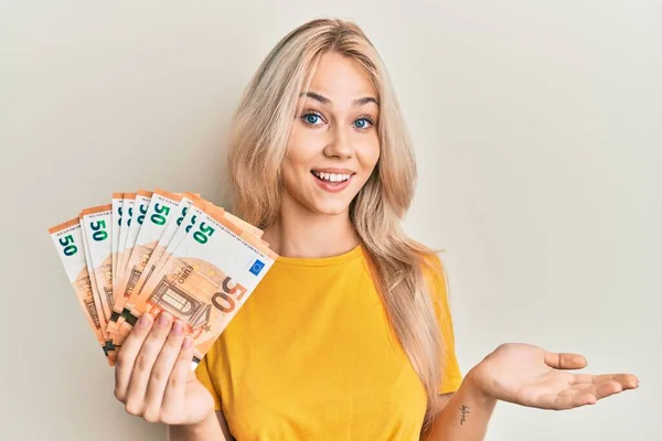Vacker Kaukasisk Blond Flicka Håller Gäng Eurosedlar Firar Prestation Med — Stockfoto