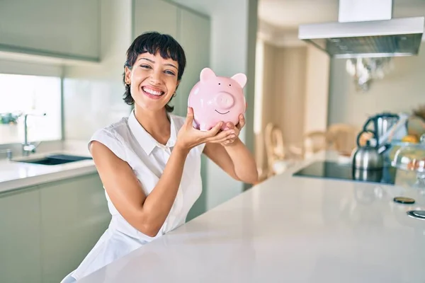 Giovane Donna Bruna Sorridente Felice Mostrando Orgoglioso Salvadanaio Con Risparmi — Foto Stock