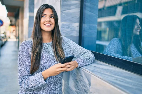 Jovem Bela Menina Hispânica Sorrindo Feliz Usando Smartphone Cidade — Fotografia de Stock