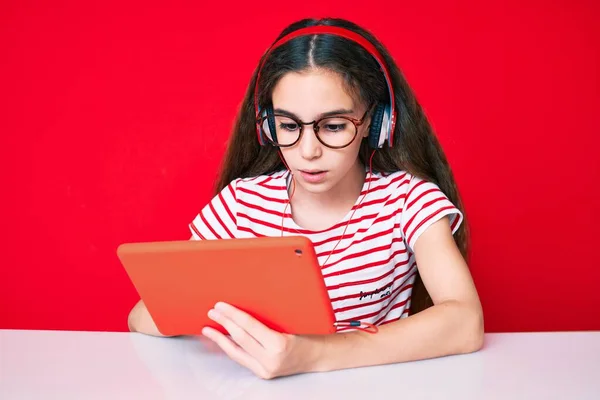 Menina Bonito Hispânico Criança Usando Touchpad Fones Ouvido Sentado Sobre — Fotografia de Stock