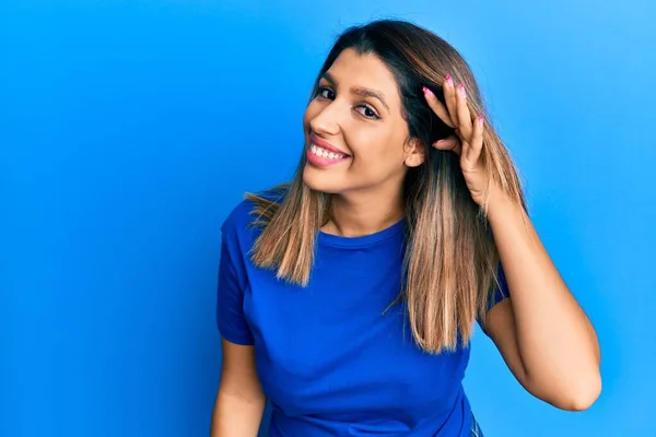 Mulher Morena Bonita Vestindo Camiseta Azul Casual Sorrindo Com Mão — Fotografia de Stock