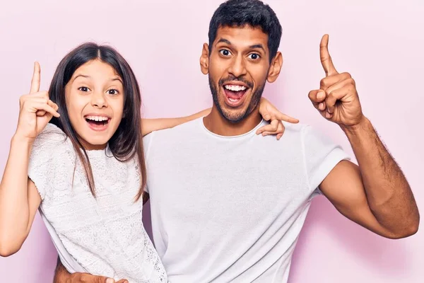 年轻的父亲和女儿穿着休闲装 指指点点地提出了一个成功的主意 又兴奋又快乐第一大 — 图库照片