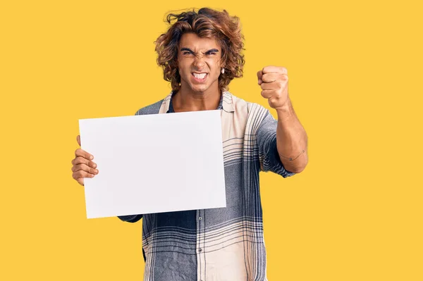 Giovane Uomo Ispanico Possesso Banner Vuoto Infastidito Frustrato Gridando Con — Foto Stock