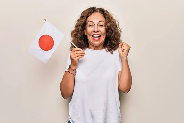 Μέση Ηλικία Όμορφη Τουριστική Γυναίκα Κρατώντας Ιαπωνική Σημαία Πάνω Από — Φωτογραφία Αρχείου