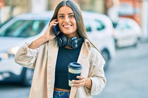 Joven Chica Hispana Hablando Teléfono Inteligente Bebiendo Tomar Café Parque — Foto de Stock