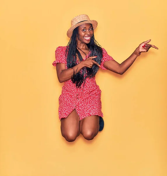 Young Beautiful African American Woman Wearing Summer Clothes Hat Smiling — Stock Photo, Image