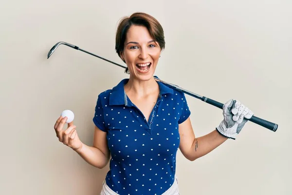 Young Brunette Woman Short Hair Holding Ball Golf Club Smiling — Stock Photo, Image