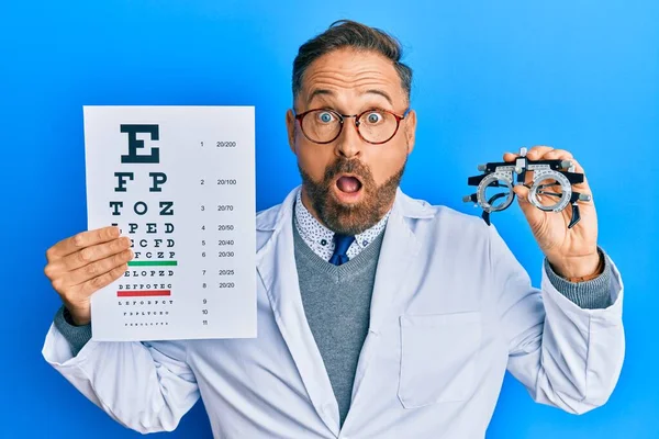 Hombre Guapo Mediana Edad Sosteniendo Gafas Optometría Examen Médico Asustado — Foto de Stock