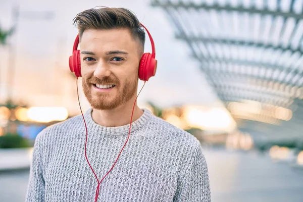 Pemuda Kaukasia Tersenyum Bahagia Mendengarkan Musik Menggunakan Headphone Kota — Stok Foto