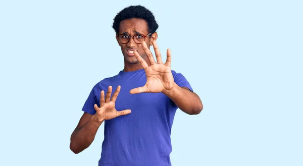 Hombre Guapo Africano Vistiendo Ropa Casual Gafas Asustado Aterrorizado Con —  Fotos de Stock