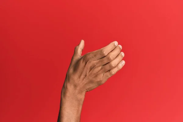 Mano Hombre Hispano Sobre Fondo Rojo Aislado Sosteniendo Objeto Invisible —  Fotos de Stock