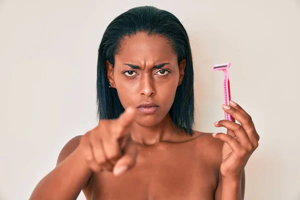 Jonge Afro Amerikaanse Vrouw Die Topless Staat Met Een Scheermes — Stockfoto