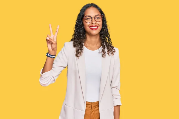 Jovem Afro Americana Vestindo Roupas Negócios Mostrando Apontando Para Cima — Fotografia de Stock